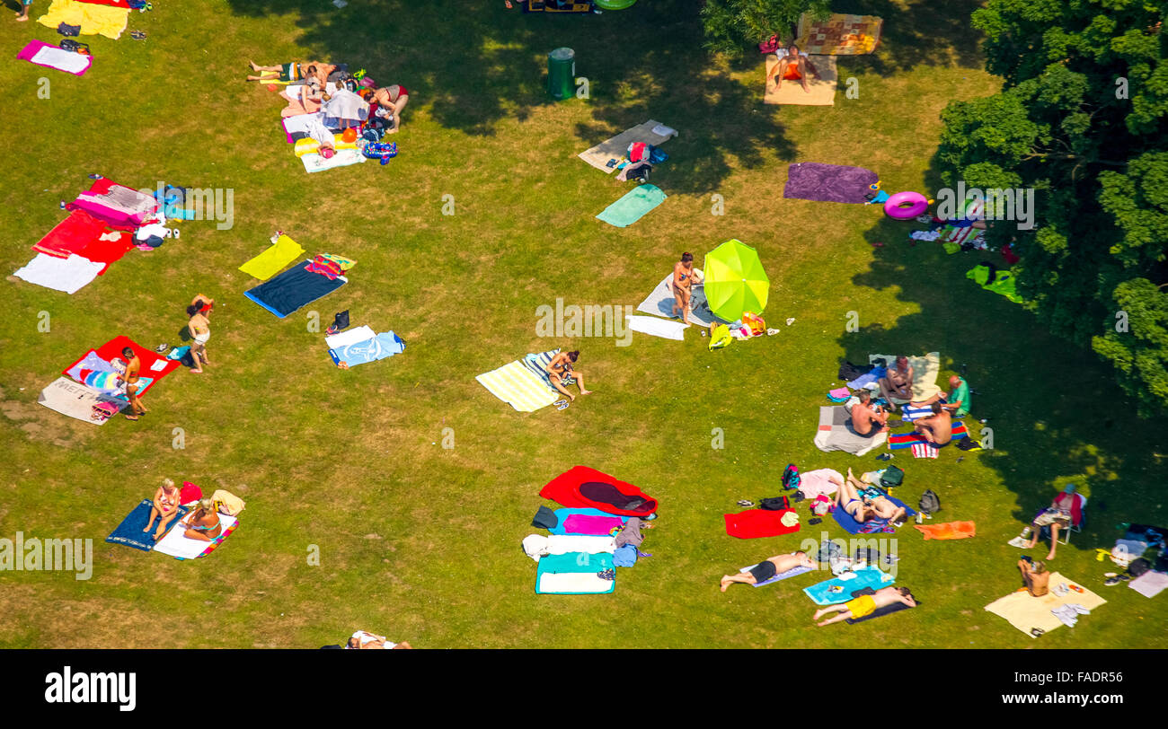 Luftaufnahme, Sonnen, Sommer, Badende, Sonnenbaden, Bereichen, Sommerspaß, Strandtücher, Handtücher, entspannend, Schwimmen im B0-Werne Stockfoto