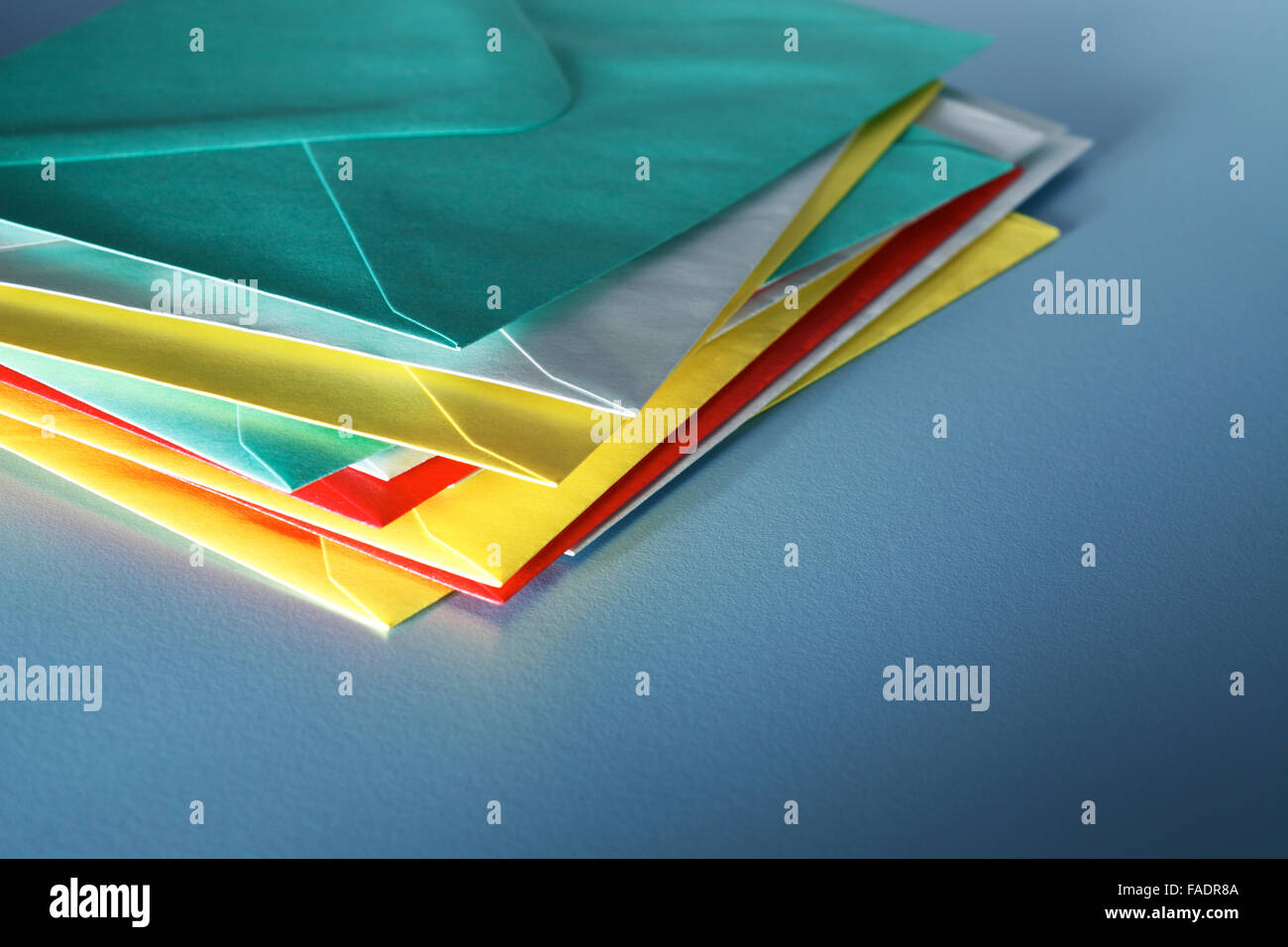 Haufen von farbigen Umschläge hautnah Stockfoto