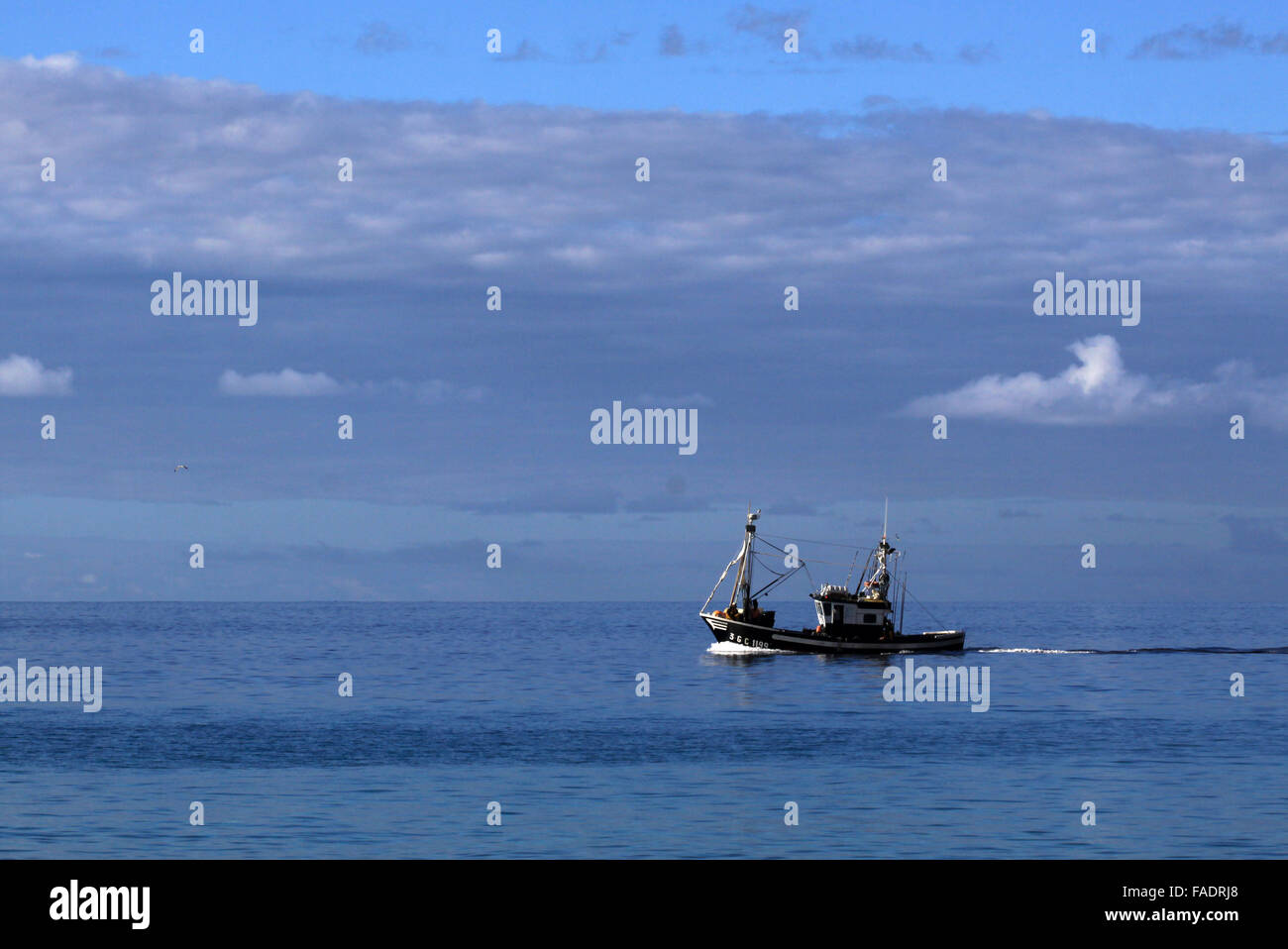 Ein Fisherboat auf der Süd-und Ostküste in der Nähe von Morro Jable auf der Kanarischen Insel Fuerteventura, Spanien, 13. Oktober 2015. Foto: Peter Zimmermann - kein Draht-Dienst- Stockfoto