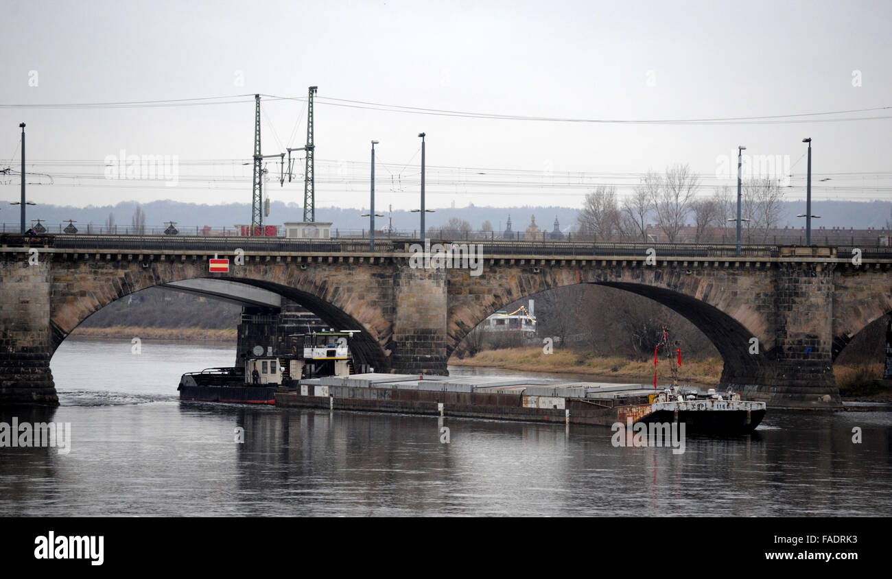 Drazdany, Deutschland. 28. Dezember 2015. Tschechischer Schlepper steckt unter der Marienbruecke-Brücke an der Elbe in Dresden, Deutschland, 28. Dezember 2015. Die Labe (Elbe) River Basin Authority hat eine Welle entlang des Flusses zur Rettung eine tschechischen Frachtschiff geschickt. Das 90-Meter-Schiff mit einer Ladung von 1100 Tonnen steckengeblieben in Deutschland während seiner Reise nach Decin, Nordböhmen, am Sonntag 27. © Libor Zavoral/CTK Foto/Alamy Live-Nachrichten Stockfoto