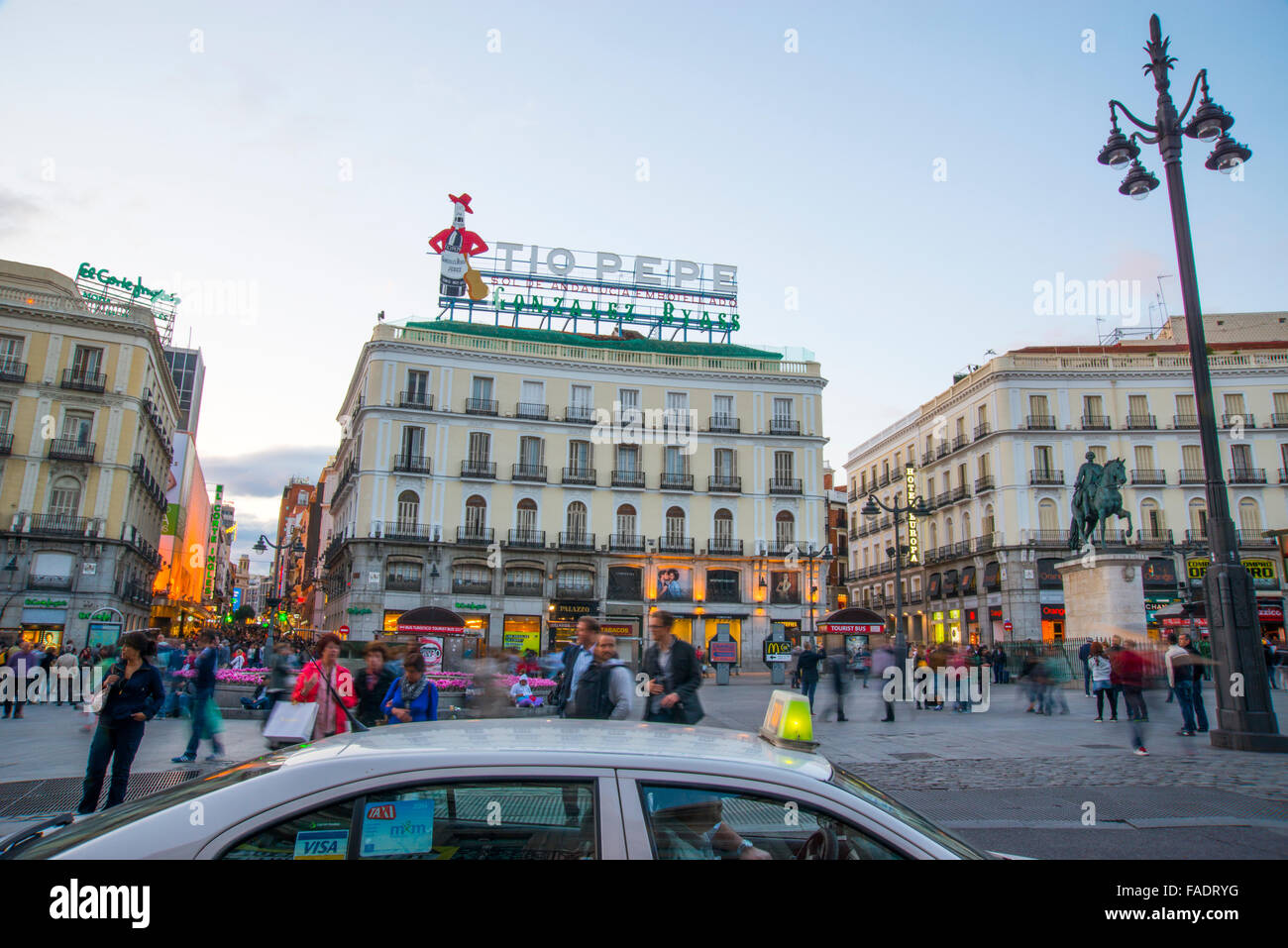 Puerta del Sol und Tio Pepe auf seine neue Position bei Einbruch der Dunkelheit. Madrid, Spanien. Stockfoto