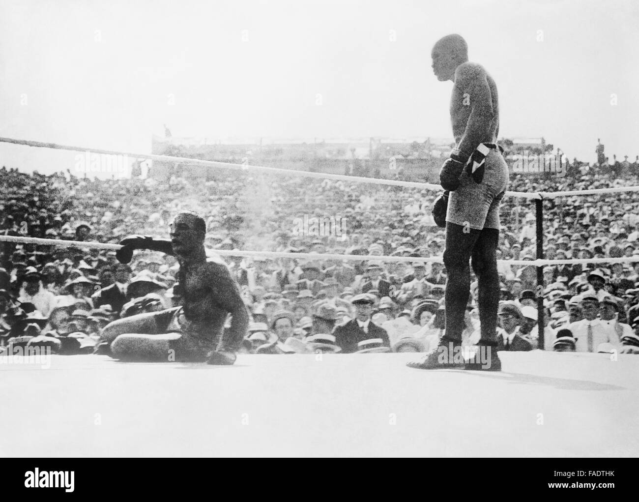 Vintage-Foto des Welttitelkampfes zwischen Boxern Jack Johnson und James J Jeffries im Jahr 1910. Stockfoto