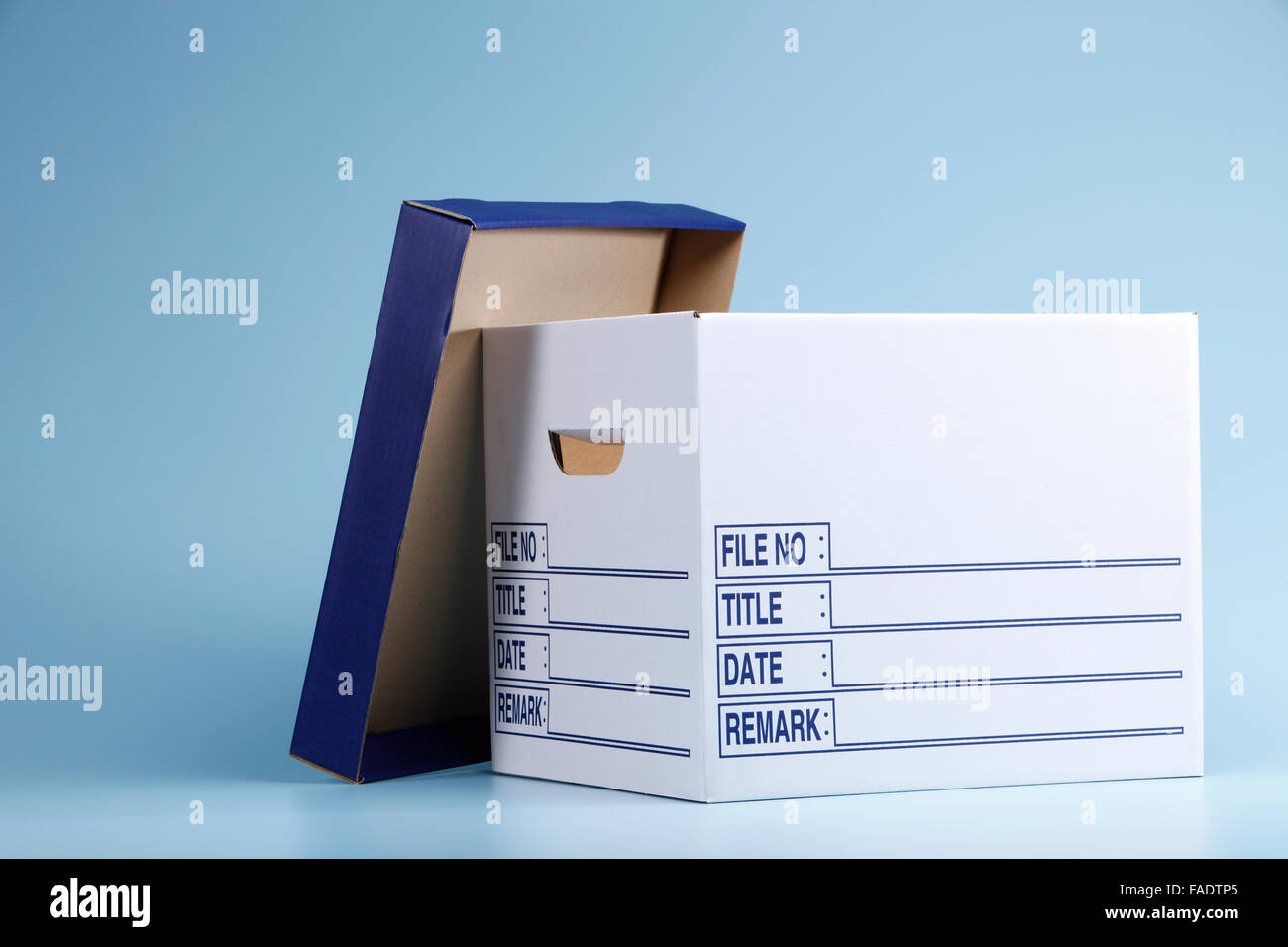 Dokumentenbox auf blauem Hintergrund Stockfoto