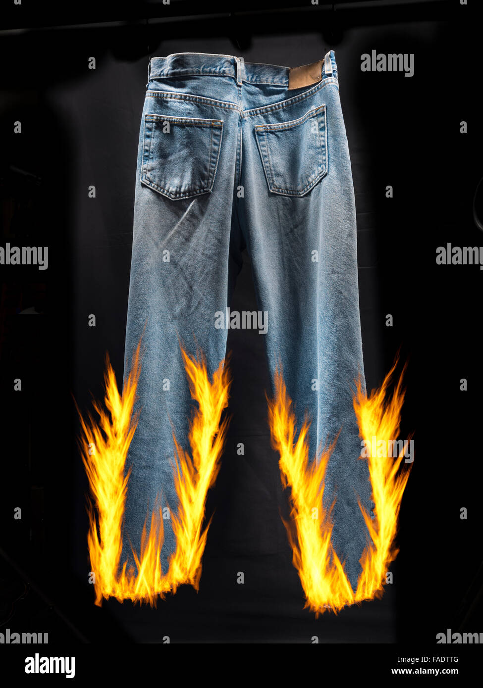 Blaue Jeans Set Feuer und Flamme für Idiom, Lügner, Lügner, Hosen in Brand Stockfoto