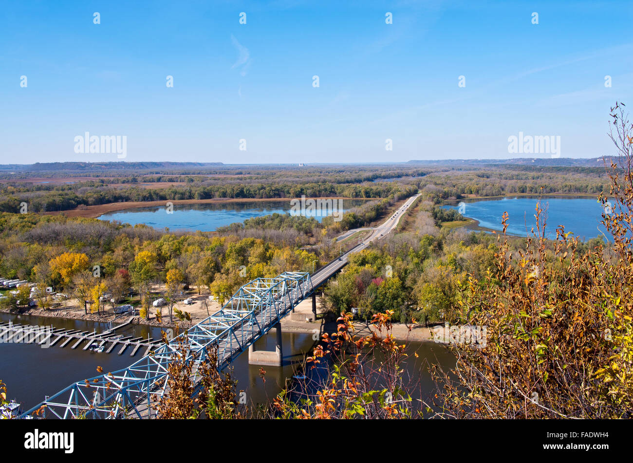 Luftaufnahme der Brücke der Autobahn 63 Kreuzung Mississippi Fluß und Backwaters in Wisconsin aus Scheune in Red bluff Flügel minnesota Stockfoto