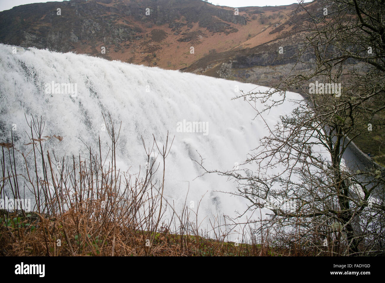 Elan-Tal, in der Nähe von Rhayader Powys Wales UK. 28. Dezember 2015.    Nach Wochen des starken Regens überragen die Gewässer die Caban Coch-Talsperre in der Elan-Tal westlich von Rhayader Powys-Mid-Wales.    Caban Coch ist die niedrigste Glied in einer Kette von 6 Talsperren und Stauseen gebaut vor hundert Jahren Einspeisung in eine 73 Meile Schwerkraft angetrieben Aquädukt, sauberes Wasser, die Stadt von Birmingham Credit zu liefern: Keith Morris/Alamy Live-Nachrichten Stockfoto