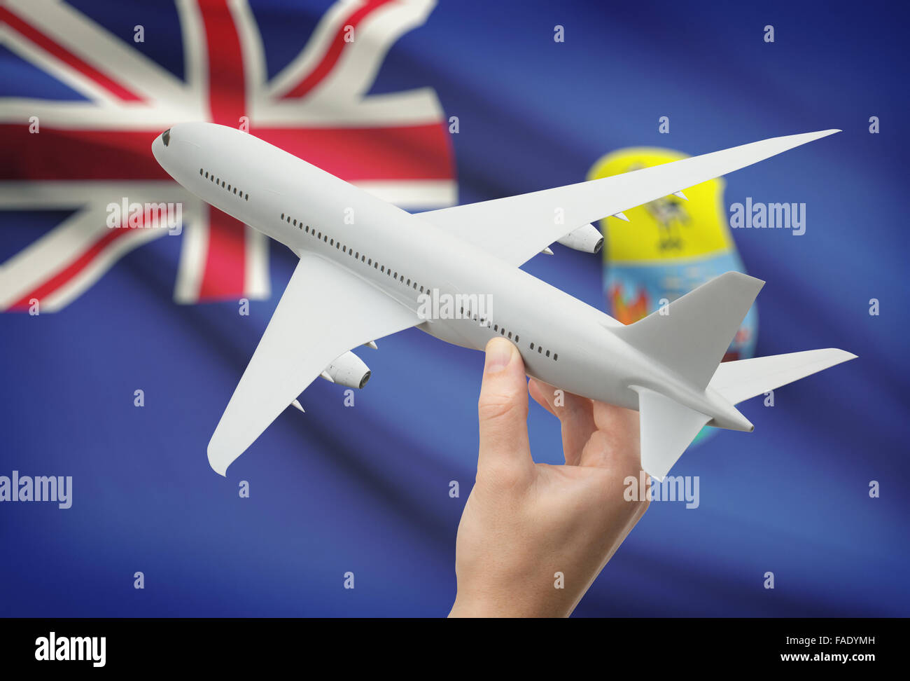 Flugzeug in der Hand mit Nationalflagge auf Hintergrund - St. Helena Stockfoto