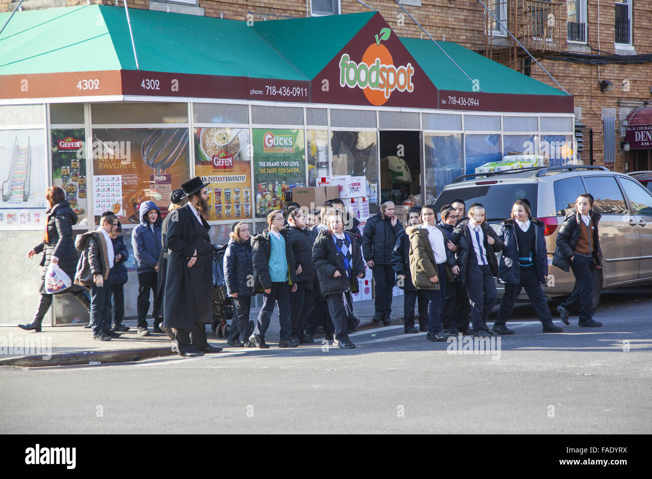 Orthodoxe jüdische Schulkinder auf der Straße im Stadtteil Borough Park von Brooklyn, New York. Stockfoto