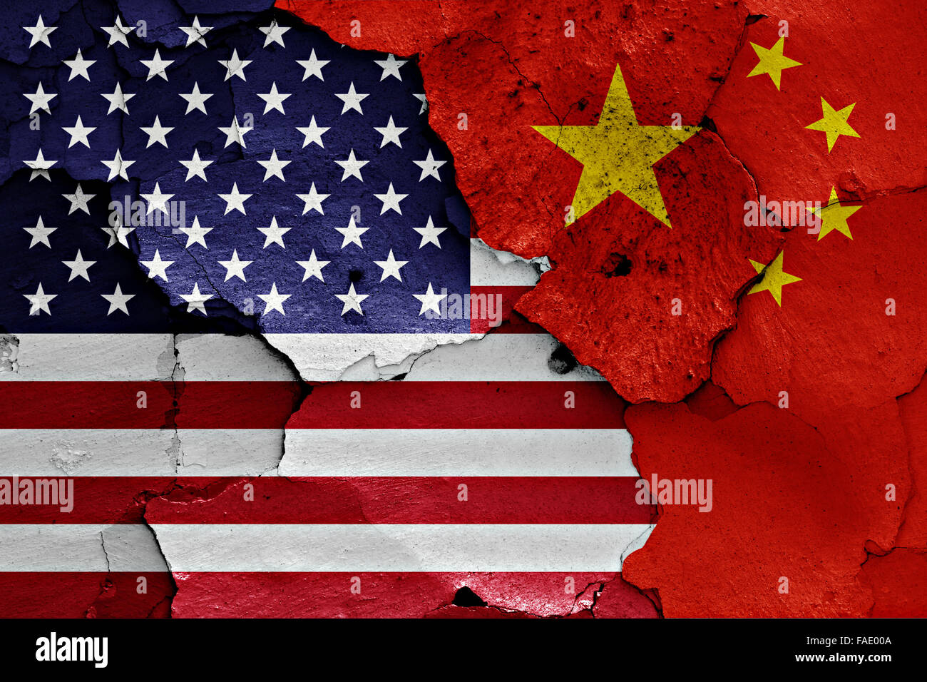 Flaggen der USA und China auf rissige Wand gemalt Stockfoto