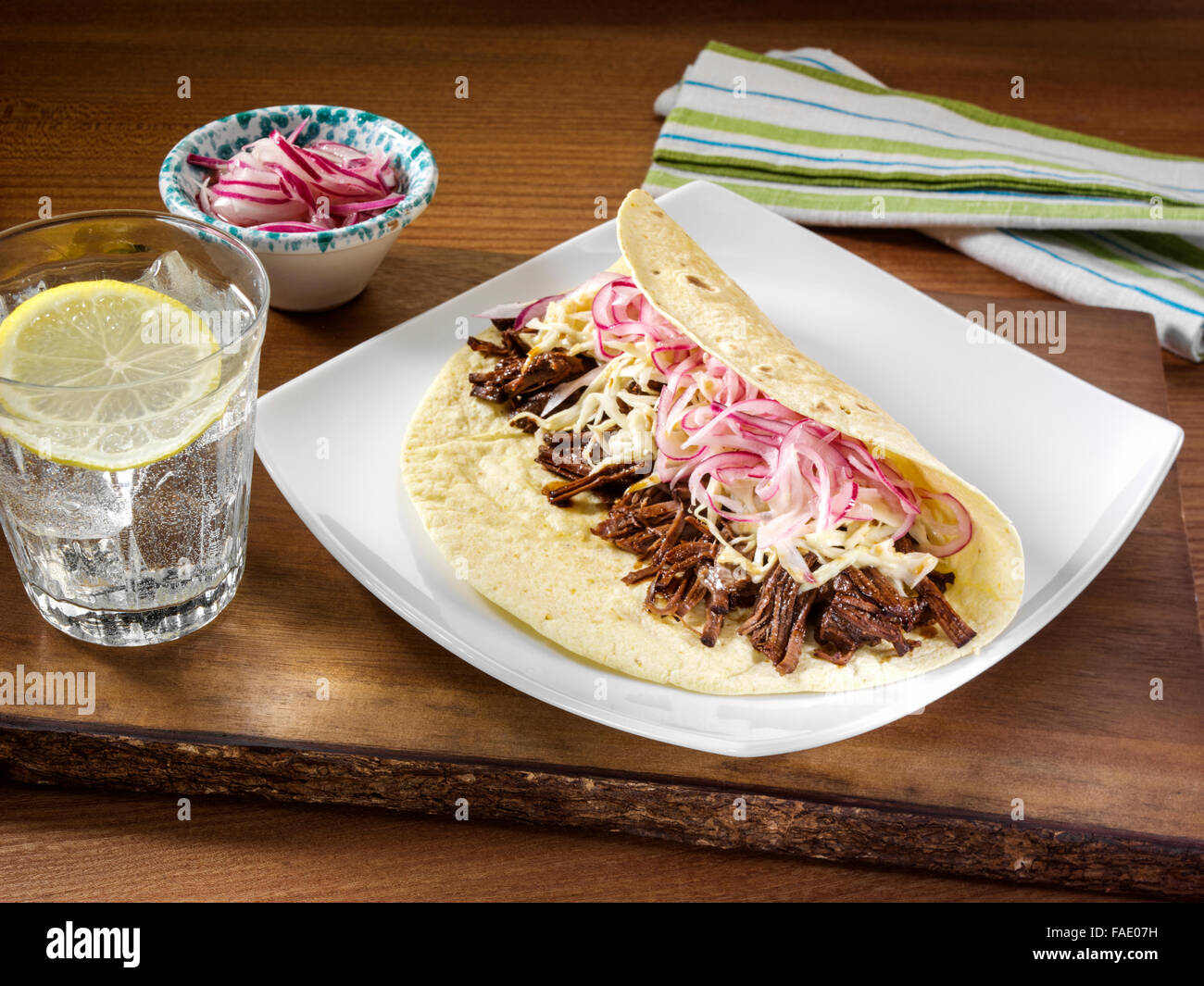 Asiatische geschmortes Rindfleisch Taco mit Sesam Krautsalat und Silberzwiebeln Stockfoto