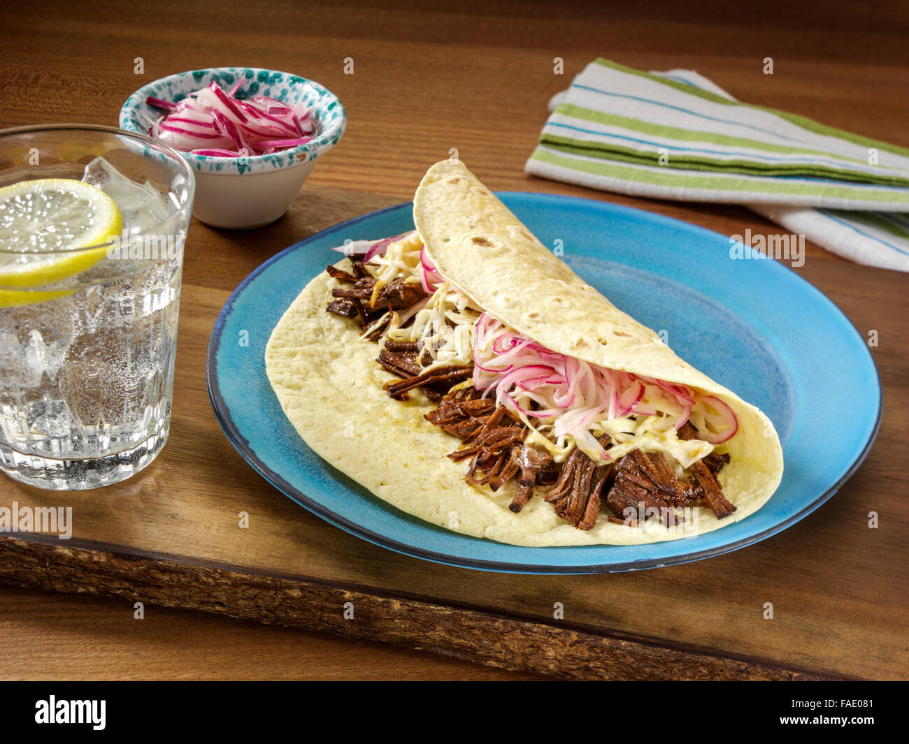 Asiatische geschmortes Rindfleisch Taco mit Sesam Krautsalat und Silberzwiebeln Stockfoto