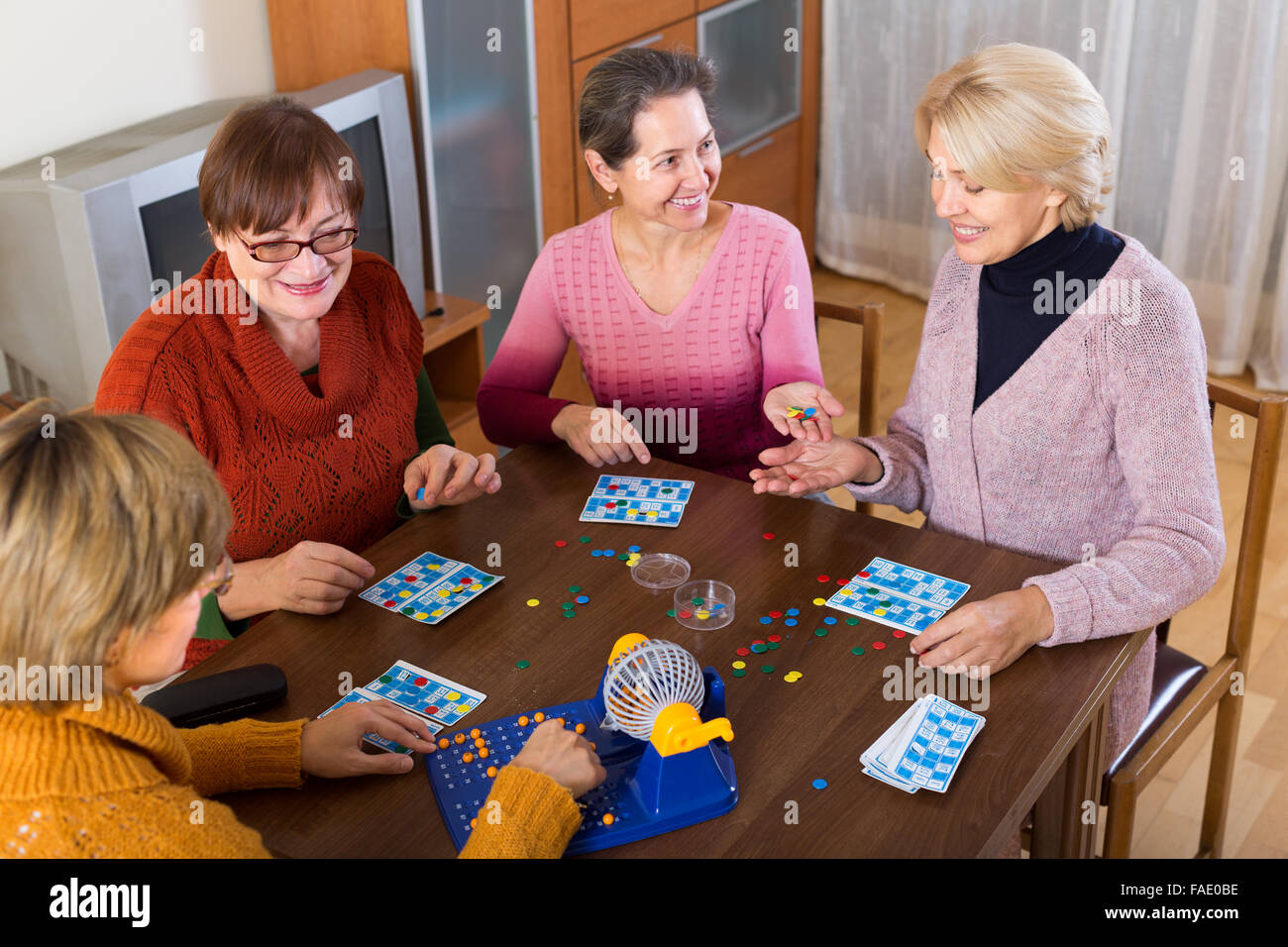Positiven senior Freundinnen sitzen am Schreibtisch mit bingo  Stockfotografie - Alamy
