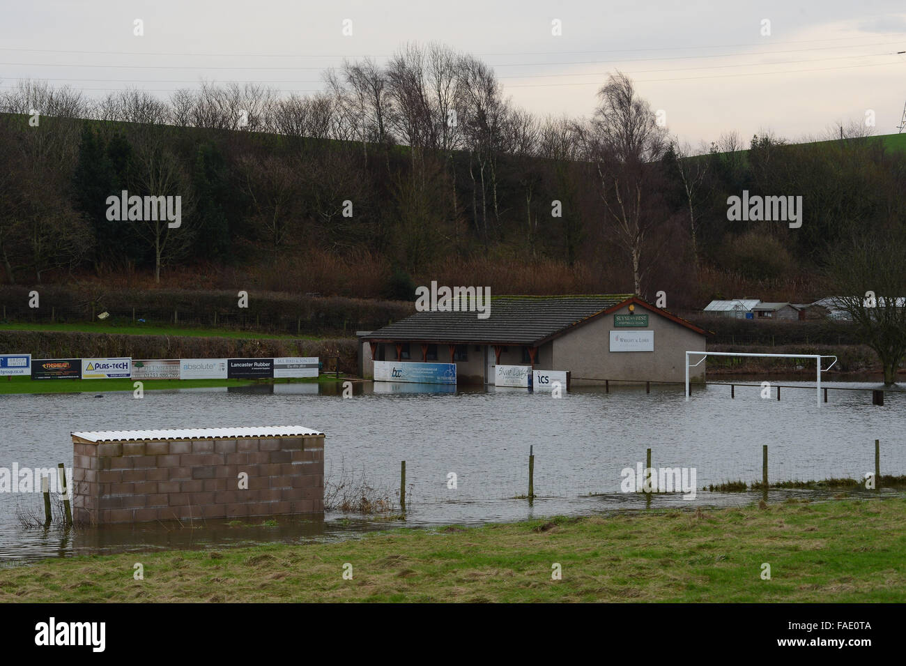 Lancaster, UK. 28. Dezember 2015. Slyne mit Hest FC unter Wasser nach Überschwemmungen in North West Lancashire am 28. Dezember 2015 Credit: Martin Bateman/Alamy Live News Stockfoto