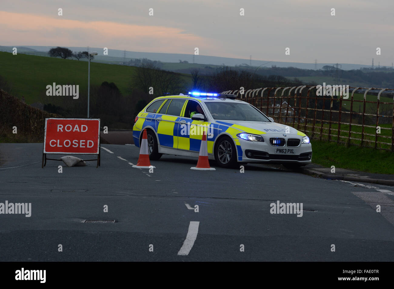 Lancaster, UK. 28. Dezember 2015. Polizeifahrzeug errichtet geschlossen Straßenschild nach Überschwemmungen in North West Lancashire am 28. Dezember 2015 Credit: Martin Bateman/Alamy Live News Stockfoto