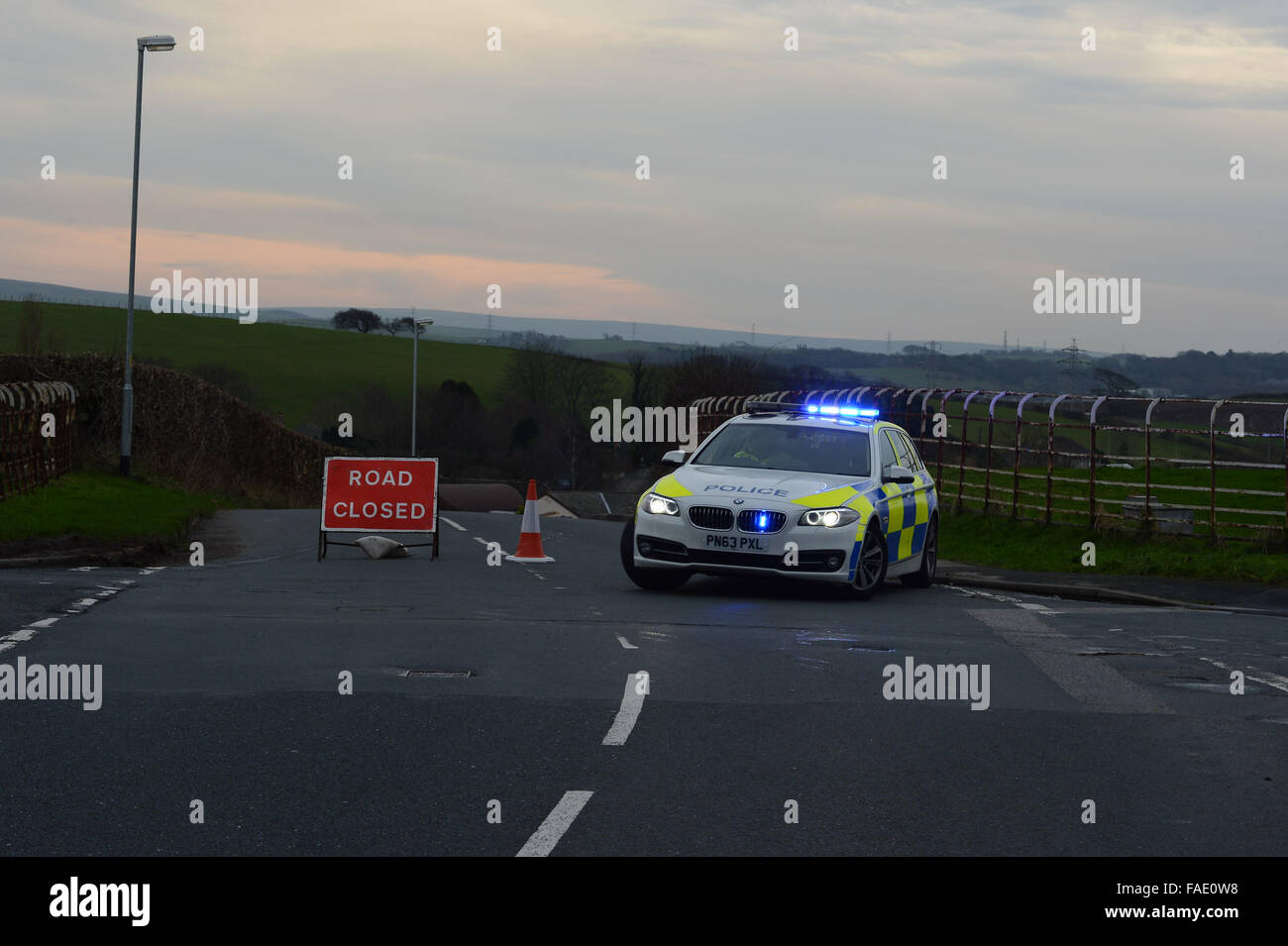 Lancaster, UK. 28. Dezember 2015. Polizeifahrzeug errichtet geschlossen Straßenschild nach Überschwemmungen in North West Lancashire am 28. Dezember 2015 Credit: Martin Bateman/Alamy Live News Stockfoto