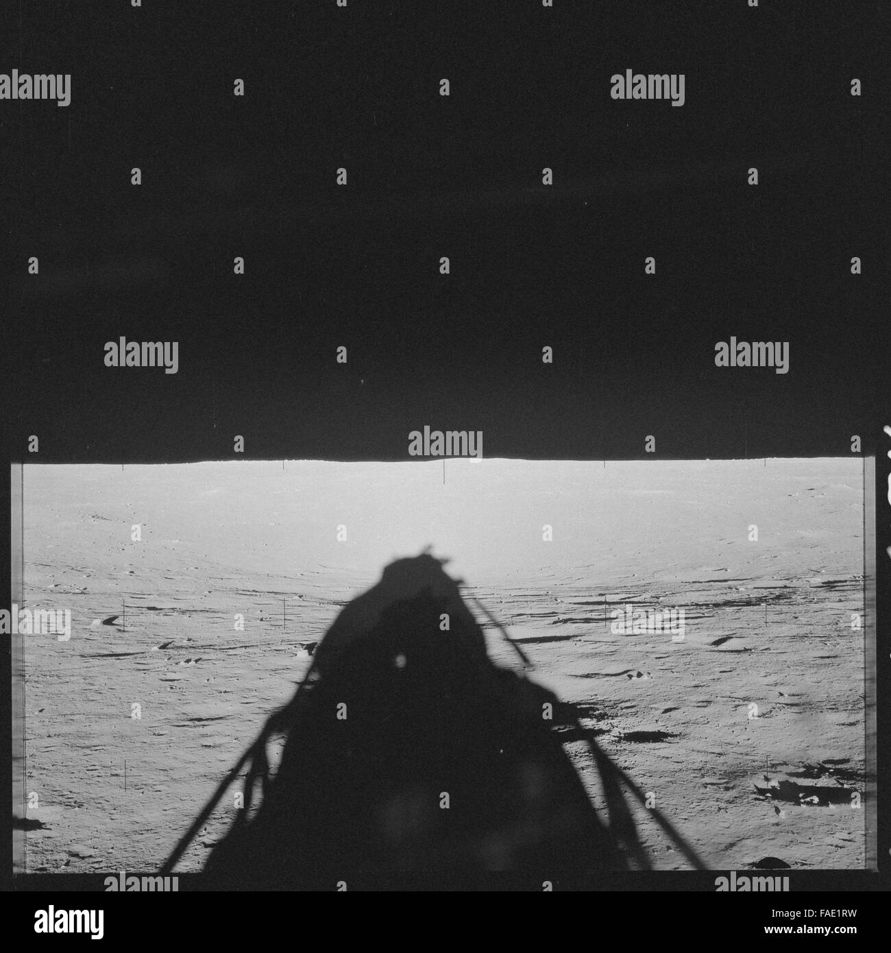 Dieses unberührte Fotoarchiv der Apollo 12-Mission erfasst die Mondlandung der Astronauten Charles Conrad, Alan Bean und Richard Gordon im Jahr 1969. Bemerkenswerte Momente sind die erfolgreiche Durchführung wissenschaftlicher Experimente auf der Mondoberfläche, ihre Mondwanderungen und die Rückkehr zur Erde. Diese Bilder dokumentieren wichtige historische Errungenschaften der Apollo 12 Crew. Stockfoto