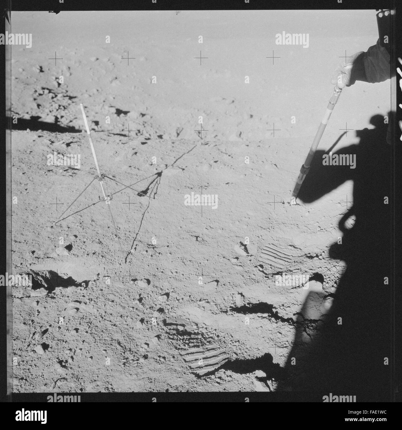 Das Fotoarchiv Apollo 12 präsentiert die unbearbeitete Sammlung der Mission, in der die Astronauten Charles Conrad, Richard Gordon und Alan Bean zu sehen waren. Die Mission umfasste zwei Mondlandungen, umfangreiche EVAs und Probensammlungen von der Mondoberfläche. Die Crew führte auch wissenschaftliche Experimente durch und machte detaillierte Mondaufnahmen im Jahr 1969. Stockfoto