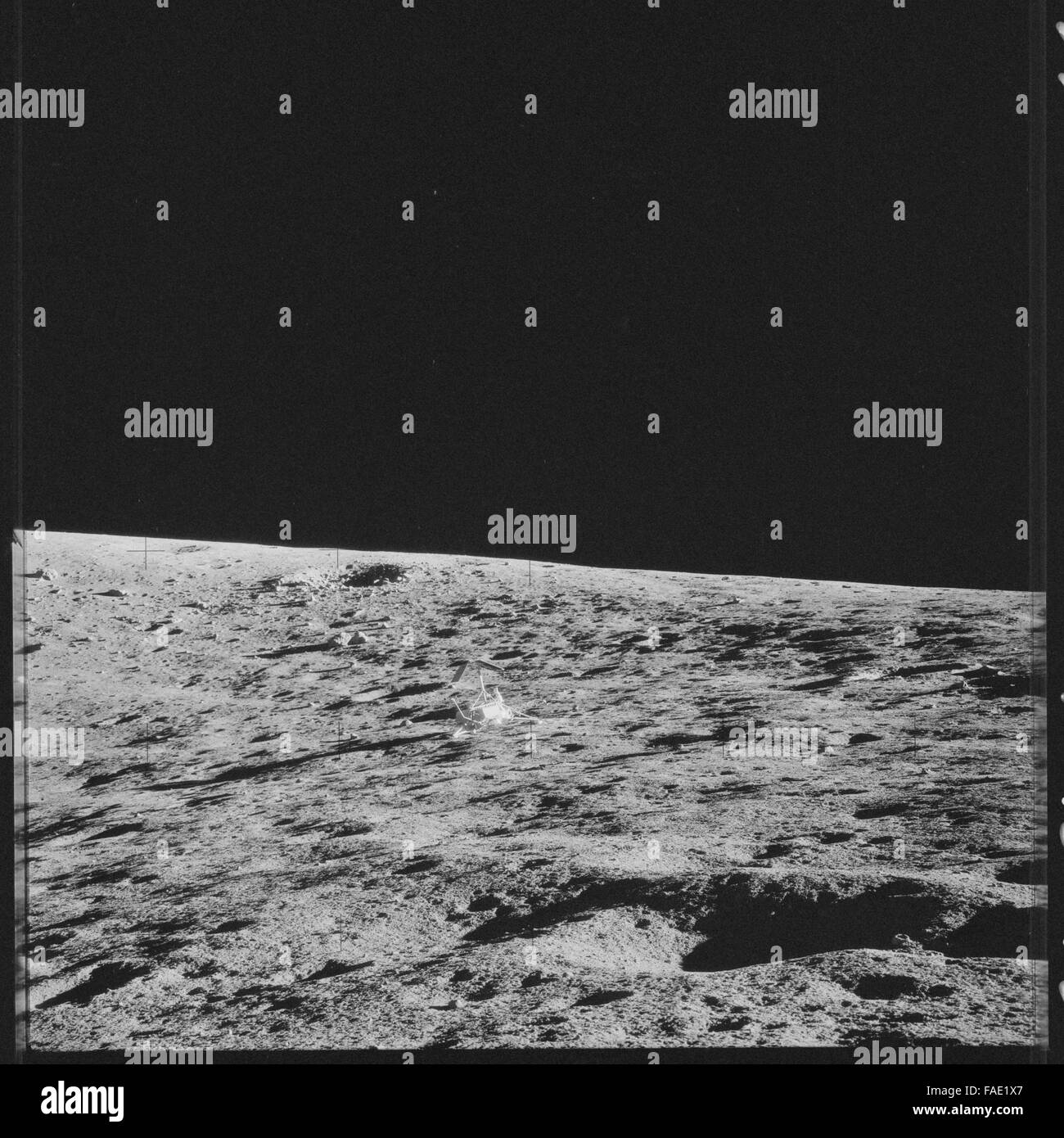 Diese unbearbeitete Fotosammlung aus Apollo 12 zeigt die Astronauten Charles Conrad, Richard Gordon und Alan Bean während ihrer Mission zum Mond. Die Crew erkundete die Region Ocean of Storms und nahm wichtige Momente der Mission fest, darunter ein erfolgreicher Splash-down. Stockfoto