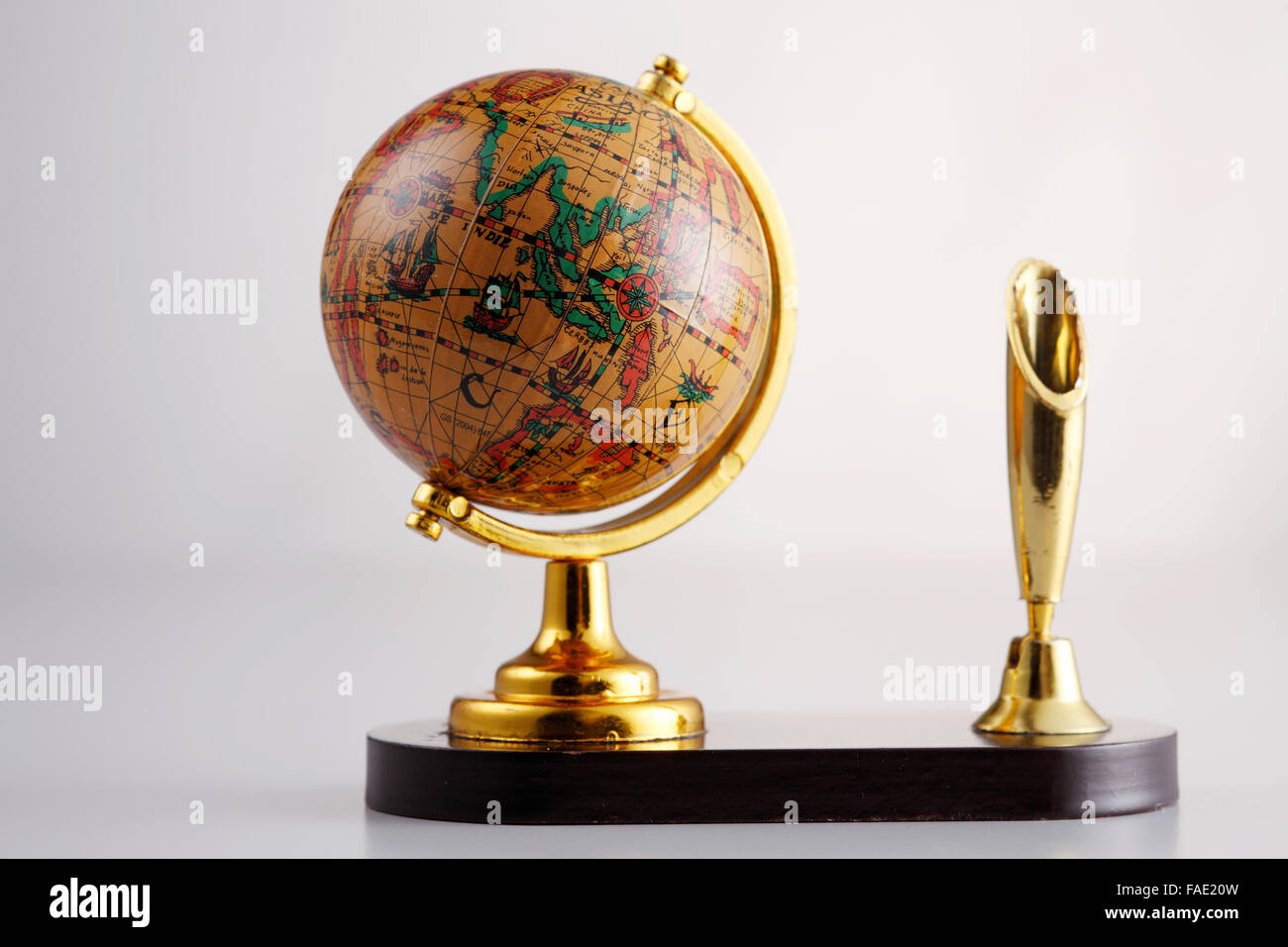 Globus mit einem Stifthalter Stockfoto