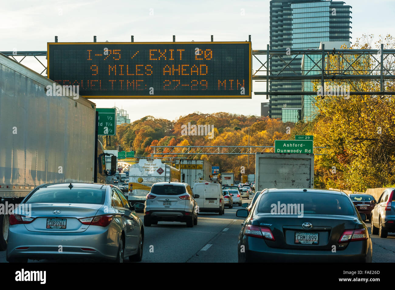 Feierabendverkehr auf i-285 in Atlanta, Georgia, USA. Stockfoto