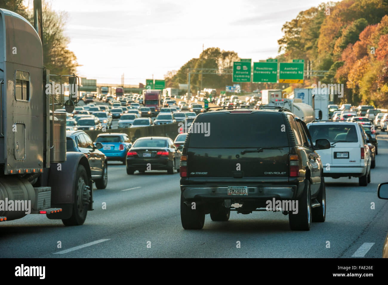 Dichtem Verkehr verstopft i-285 während der Rush Hour in Atlanta, Georgia. USA. Stockfoto