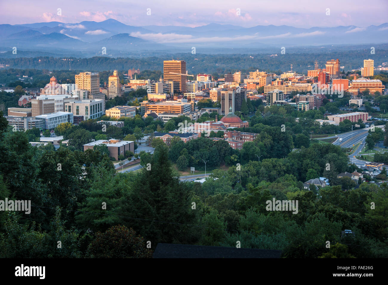 Sonnenaufgang beleuchtet die Gebäude der Innenstadt von Asheville, North Carolina, eingebettet in den Blue Ridge Mountains. (USA) Stockfoto