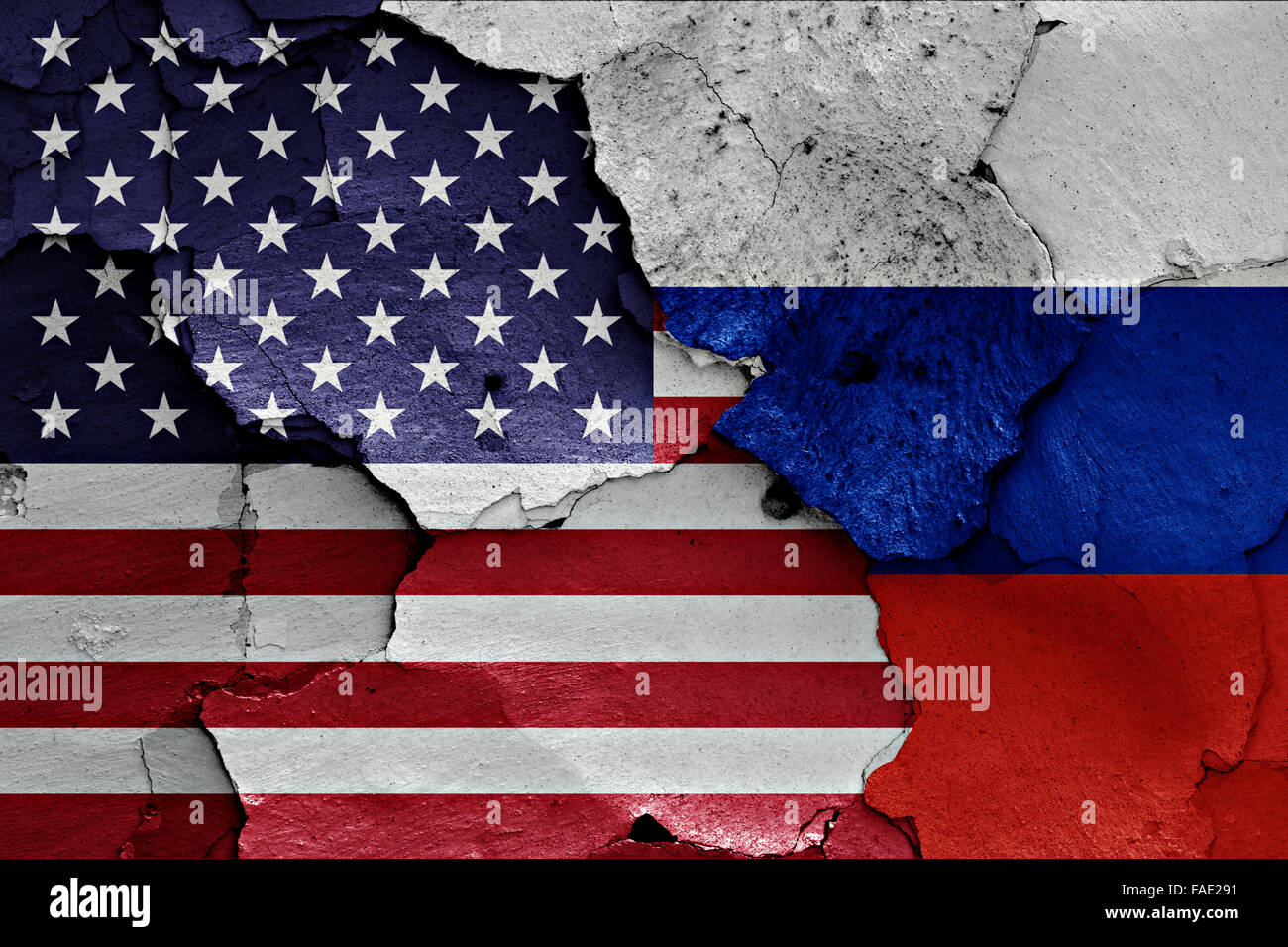 Flaggen der USA und Russlands auf rissige Wand gemalt Stockfoto