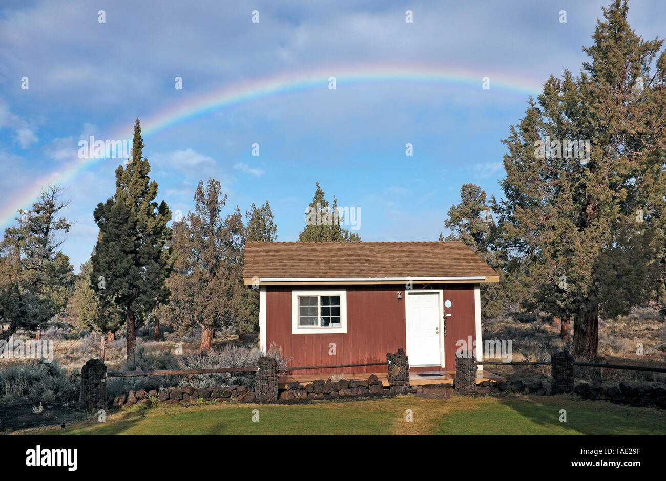 Ein Regenbogen über einer kleinen Hütte in Oregon Stockfoto