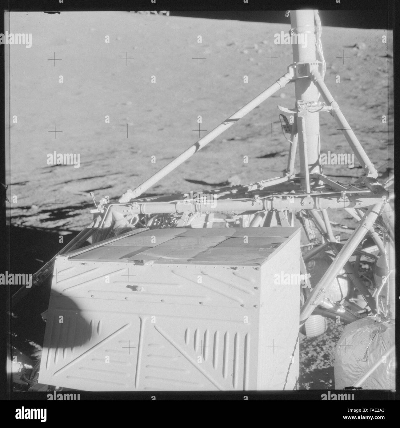 Diese Sammlung enthält die komplette fotografische Dokumentation von Apollo 12 mit den Astronauten Charles Conrad, Richard Gordon und Alan Bean. Die Bilder erfassen ihre Monderkundung, einschließlich der außerfahrzeugseitigen Aktivität (EVA) und Mondoberflächenoperationen während der Mondlandung der Mission. Stockfoto