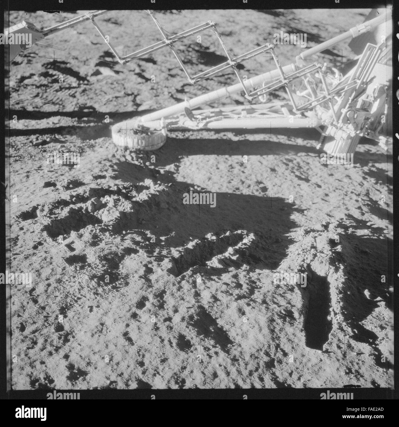 Diese Sammlung zeigt die unbearbeiteten Fotografien der Mission Apollo 12, die 1969 auf dem Mond landete. Die Besatzung, darunter die Astronauten Charles Conrad, Alan Bean und Richard Gordon, führte detaillierte geologische Untersuchungen des Ozeans der Stürme durch. Zu den Höhepunkten gehören Mondwanderungen, Erkundungen der Mondoberfläche und die Sammlung von Mondfelsen. Der Erfolg der Mission trug zu einem besseren Verständnis der Mondumgebung bei. Stockfoto