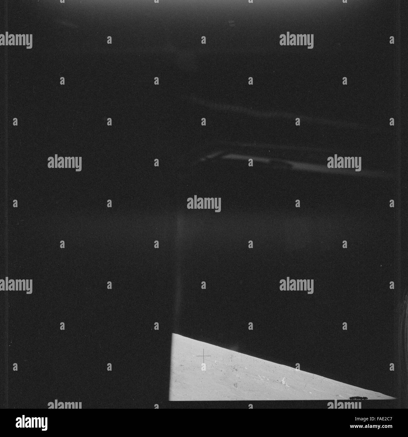 Dieser vollständige Satz unbearbeiteter Bilder der Apollo 12-Mission zeigt die Astronauten Charles Conrad, Richard Gordon und Alan Bean während ihrer Mondlandung im Ozean der Stürme. Die Sammlung umfasst Fotos des Mondmoduls, der Mondoberfläche und Aktivitäten, die zum Erfolg des Apollo-Programms beigetragen haben. Stockfoto
