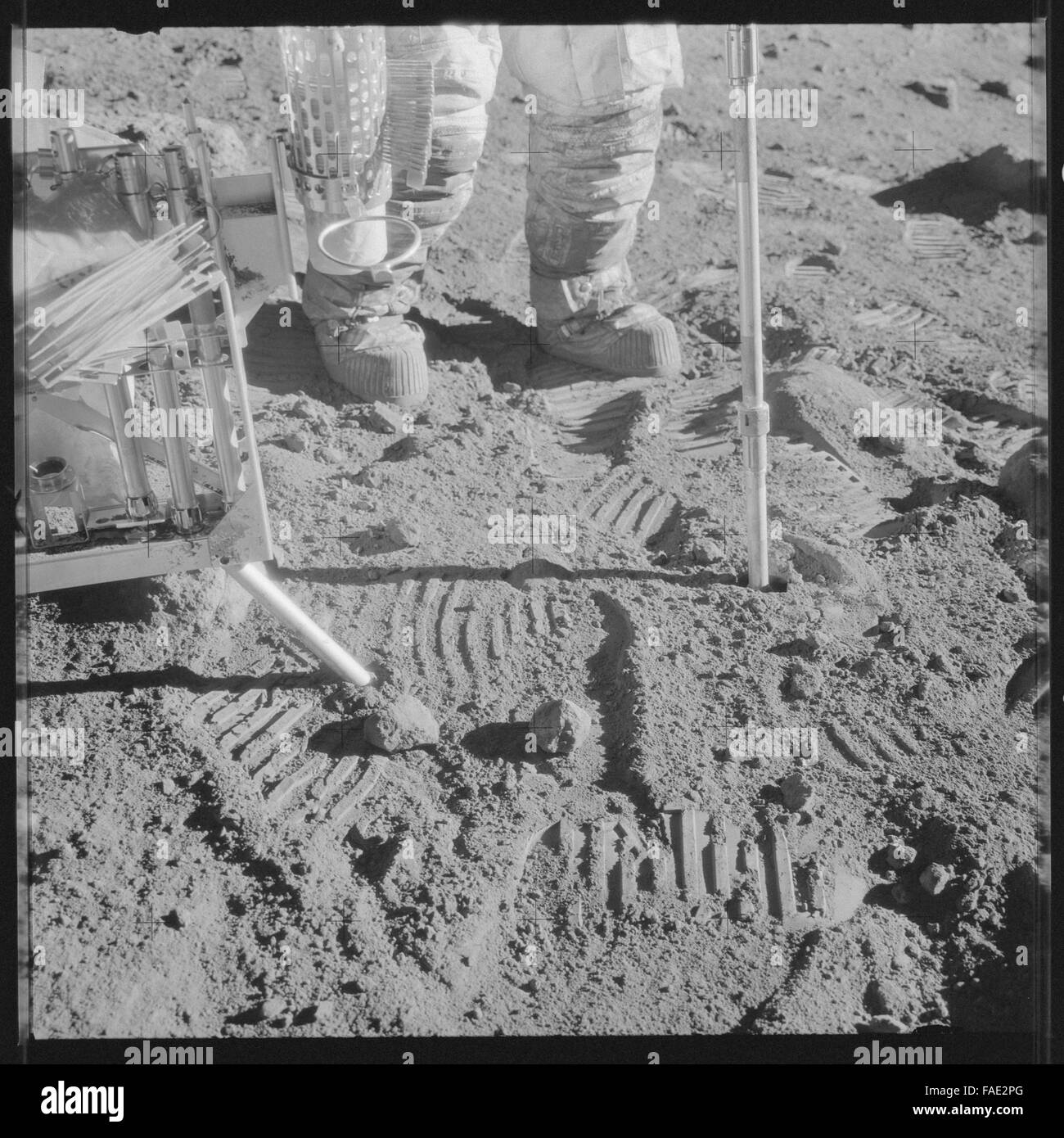Das Fotoarchiv der Apollo 12-Mission erfasst die Erkundung der Mondoberfläche durch die Astronauten Charles Conrad, Richard Gordon und Alan Bean. Die Crew führte EVAs durch und erkundete den Ozean der Stürme. Diese Bilder bieten seltene Ansichten der zweiten Mondlandung im Jahr 1969. Stockfoto