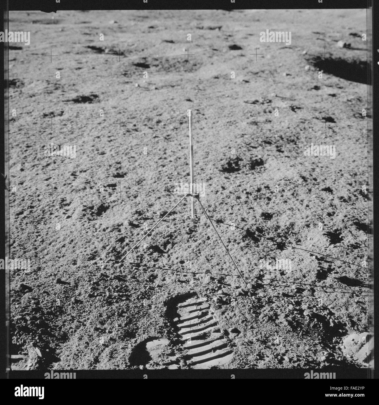 Das unbearbeitete Fotoarchiv der Apollo 12-Mission enthält Bilder von Astronauten Charles Conrad, Richard Gordon und Alan Bean, die die Mondoberfläche im Ozean der Stürme erforschten. Die Besatzung studierte Mondgeologie, einschließlich Felsen und Oberflächenformationen, und nutzte das Lunar Roving Vehicle zur Erkundung. Stockfoto