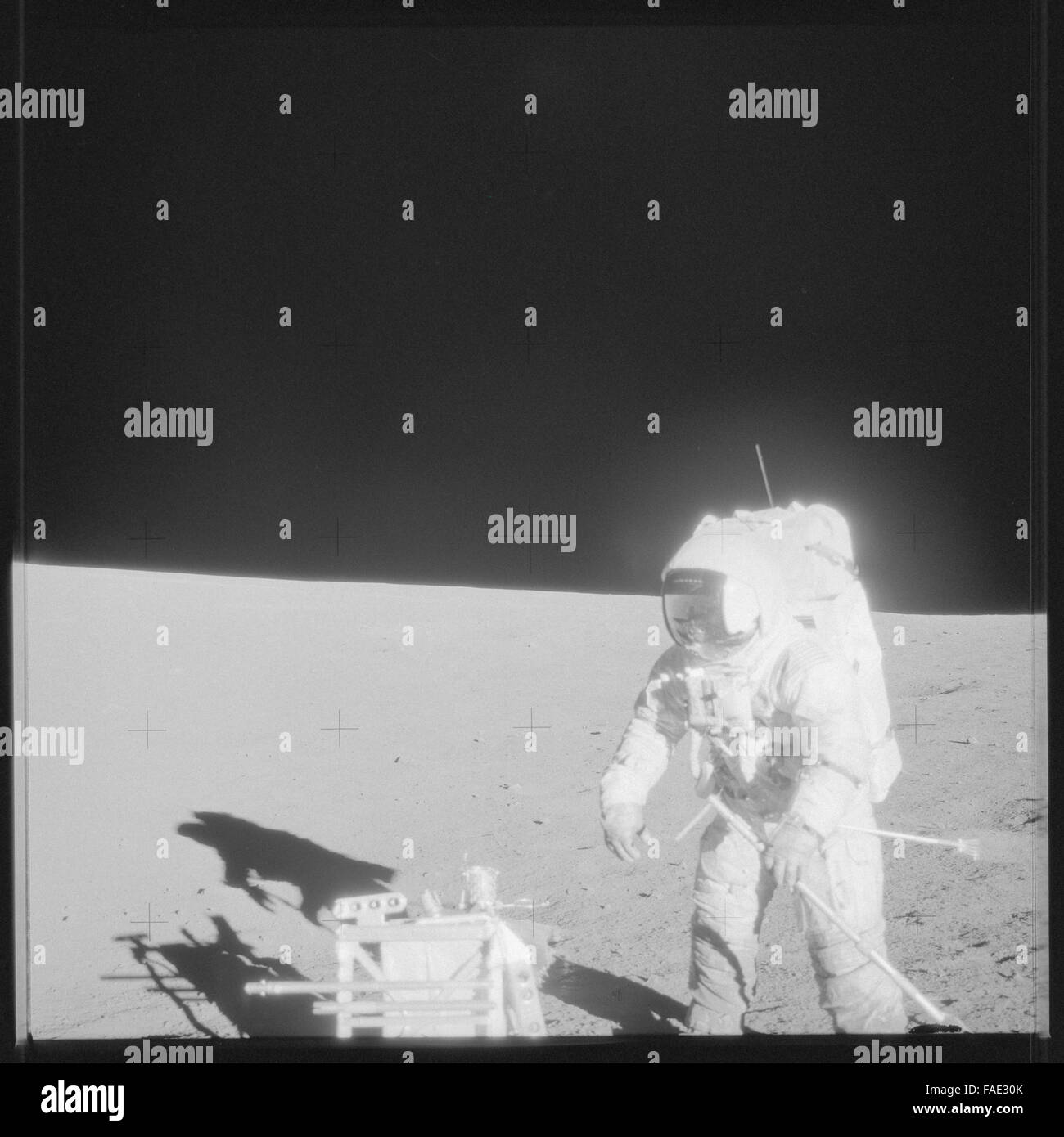 Dies ist die vollständige, unbearbeitete Fotosammlung aus Apollo 12 mit den Astronauten Charles Conrad, Richard Gordon und Alan Bean. Die Mission konzentrierte sich auf die Region Ozean der Stürme des Mondes, wo die Besatzung außerfahrzeugbezogene Aktivitäten durchführte und bedeutende Mondproben sammelte. Zu den wichtigsten Momenten gehören die erfolgreiche Landung und Erkundung der Mondoberfläche sowie die erste präzise Landung auf der Mondoberfläche. Stockfoto