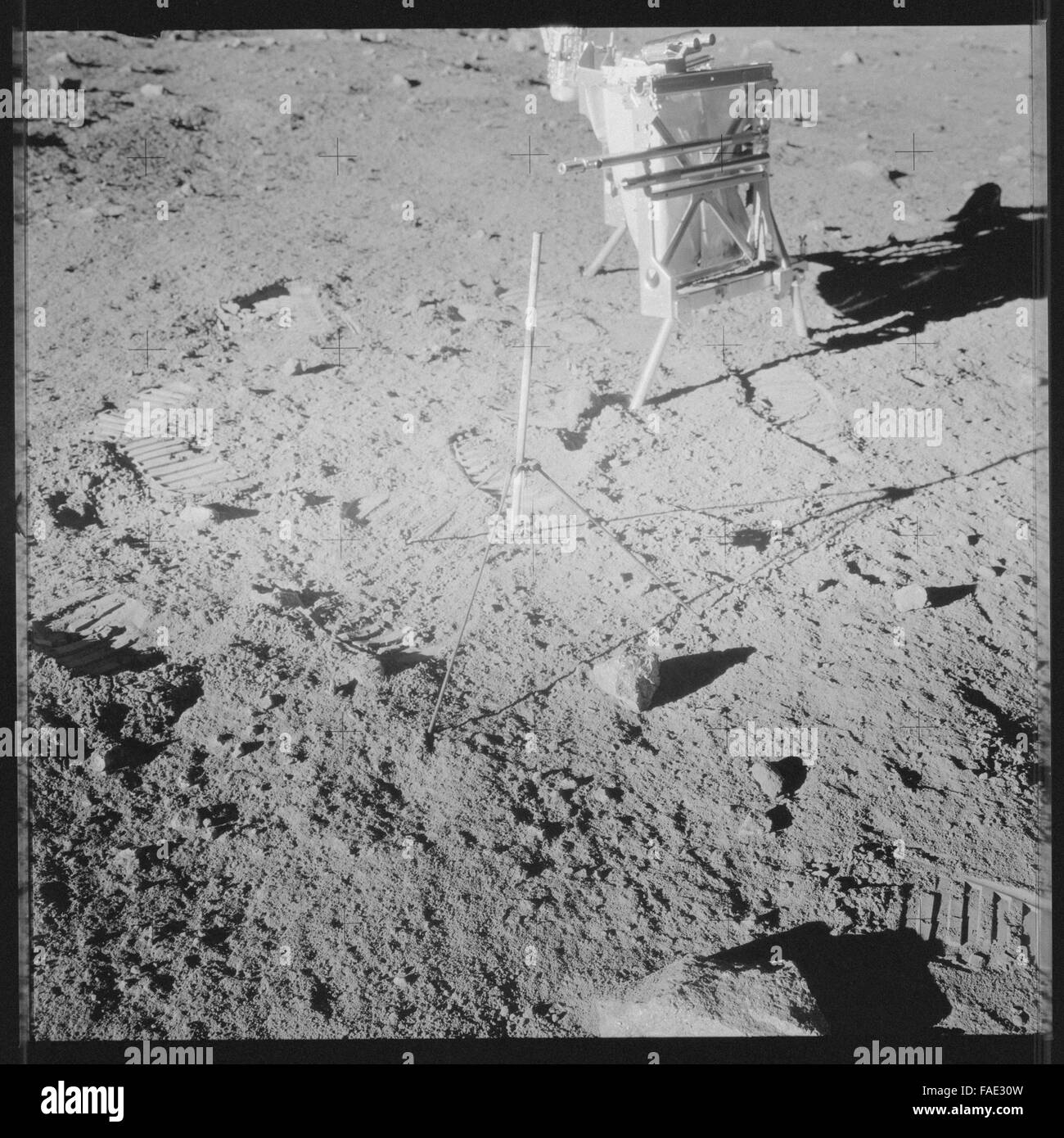 Das unbearbeitete Fotoarchiv von Apollo 12 zeigt die Astronauten Charles Conrad, Richard Gordon und Alan Bean während ihrer Mondmission im Jahr 1969. Die Crew konzentrierte sich auf die Erkundung des Ozeans der Stürme, die Durchführung von Mondwanderungen und das Sammeln von Mondproben, die zur Mondwissenschaft beitrugen. Stockfoto