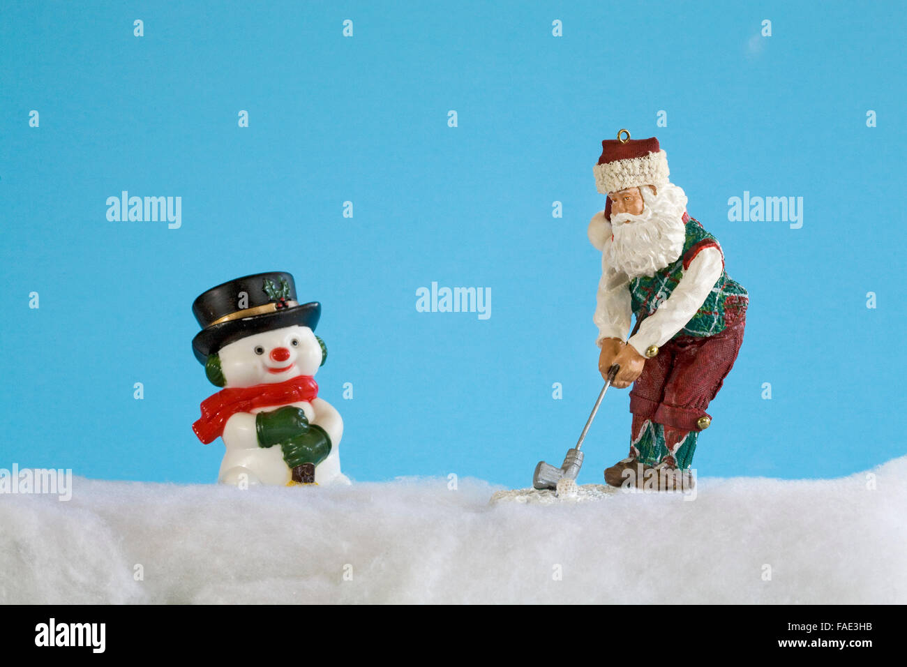 Der Weihnachtsmann und sein Freund Schneemann spielen Sie Golf in ein Schneefeld am Nordpol, kurz vor Weihnachten. Stockfoto