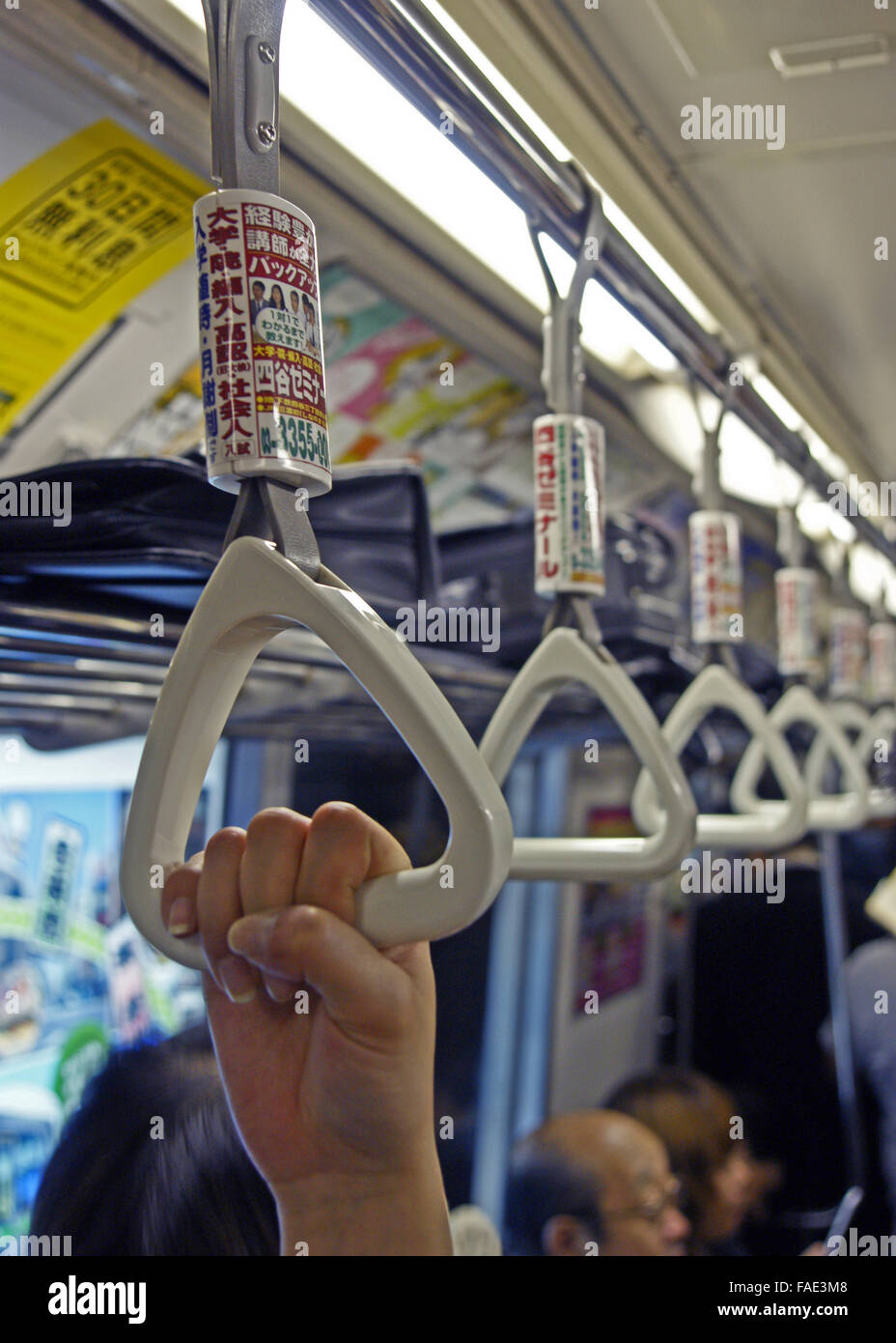 Japanische Haltegriff mit Werbung in Tokyo u-Bahn Stockfoto
