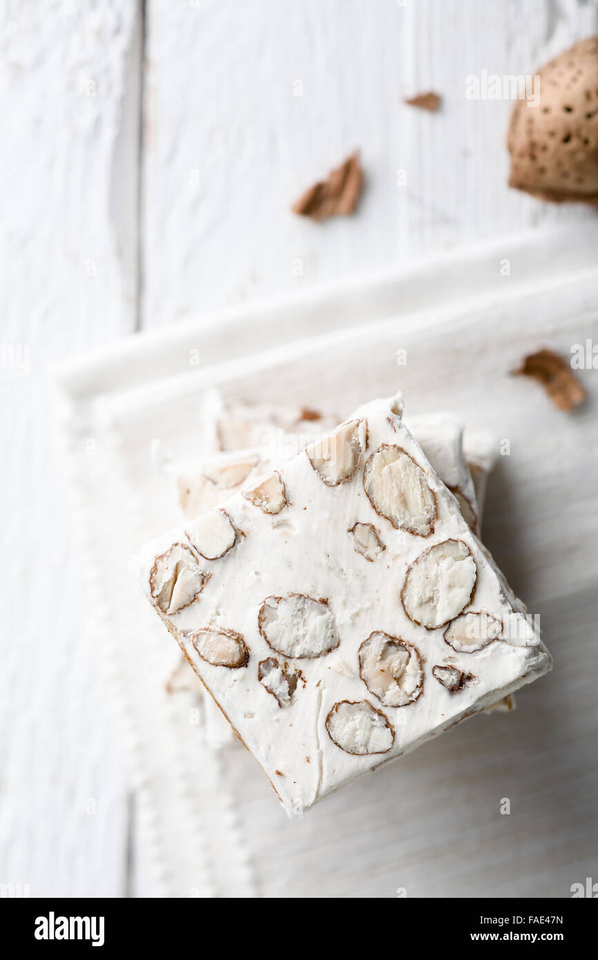 Scheiben von weißen Nougat mit Mandeln, eine traditionelle italienische Weihnachten süße Stockfoto