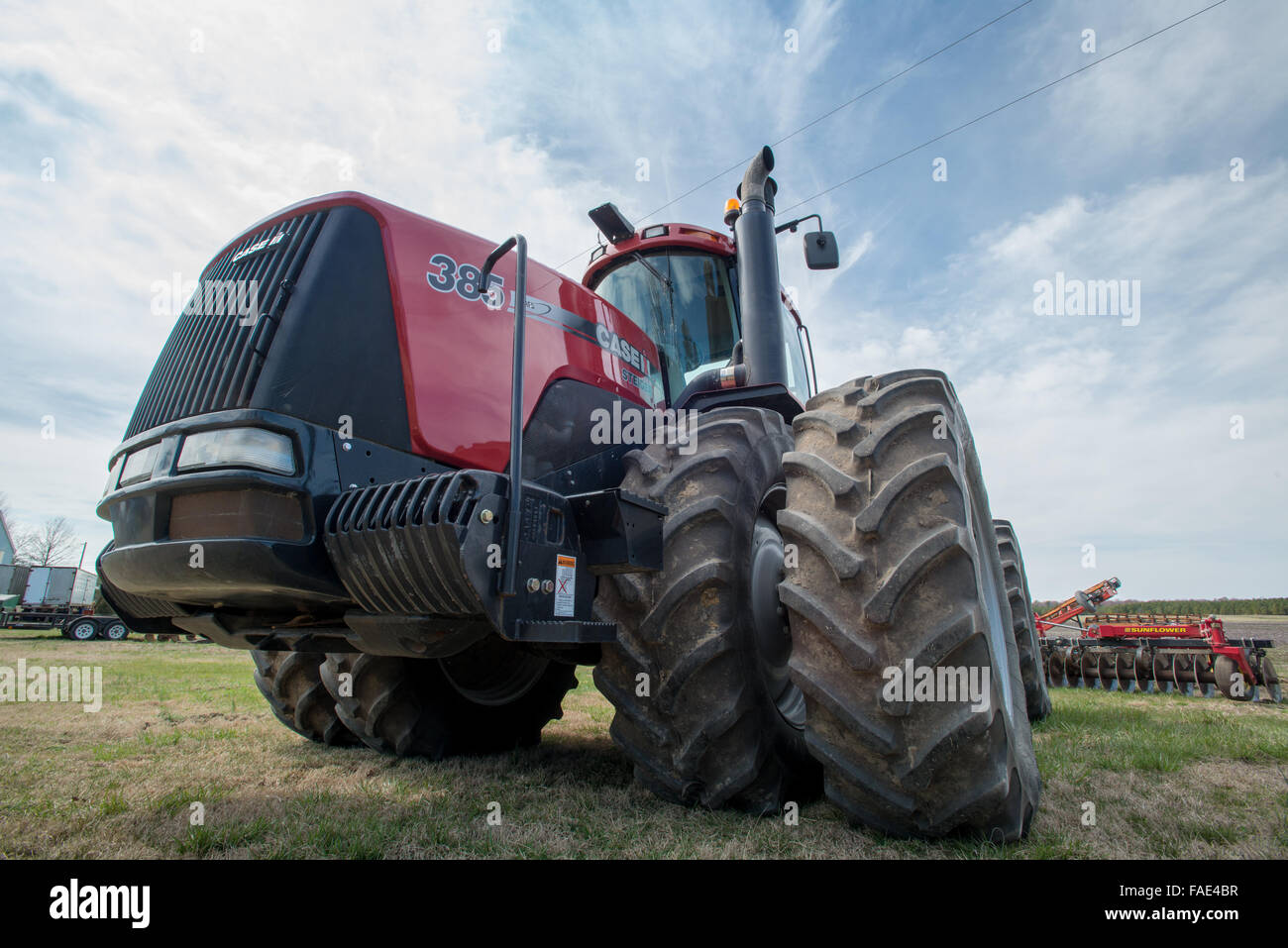 Roter Traktor auf Bauernhof in Eden, Maryland. Stockfoto