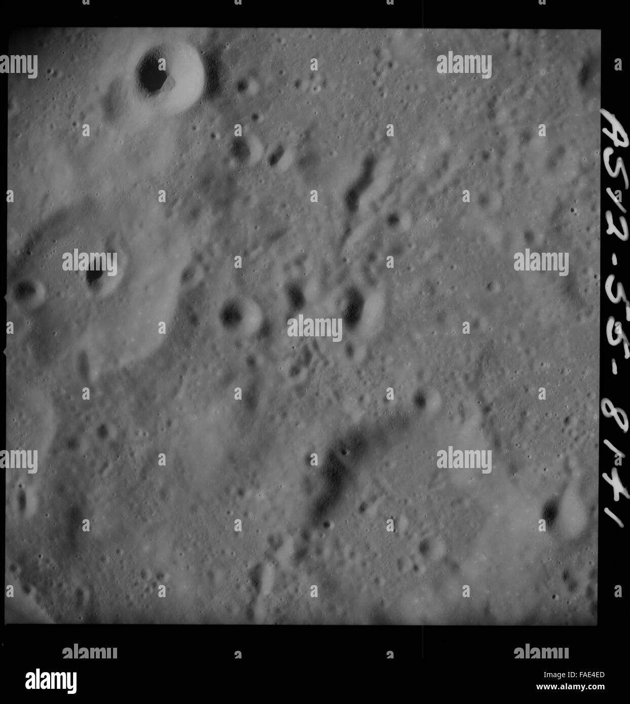 Die Apollo-12-Mission mit dem Astronauten Charles Conrad, Richard Gordon und Alan Bean war die sechste bemannte Mission zum Mond und die zweite Mondlandung. Das unbearbeitete Fotoarchiv enthält Bilder aus der Region Ozean der Stürme des Mondes, wobei die Crew die Mondoberfläche studiert und außerfahrbare Aktivitäten durchgeführt hat. Stockfoto