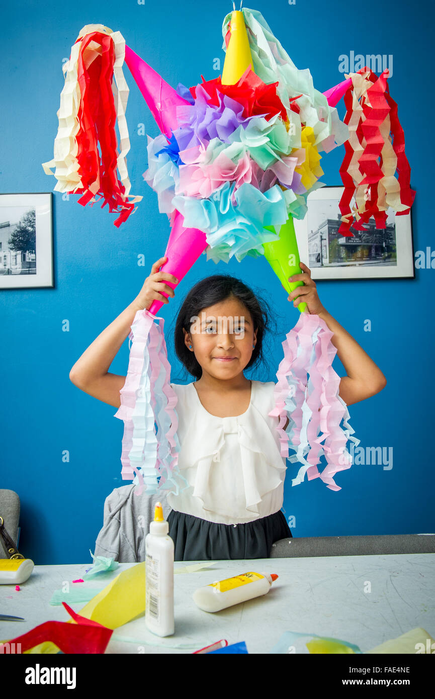 Prozess der Herstellung ein mexikanische pinata Stockfoto