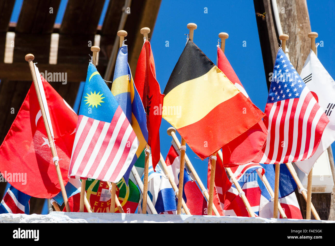 Anzeige des kleinen Landes Flaggen, einschließlich USA, Russische und andere, alle auf miniatur Flagge Polen. Helles Sonnenlicht. Stockfoto