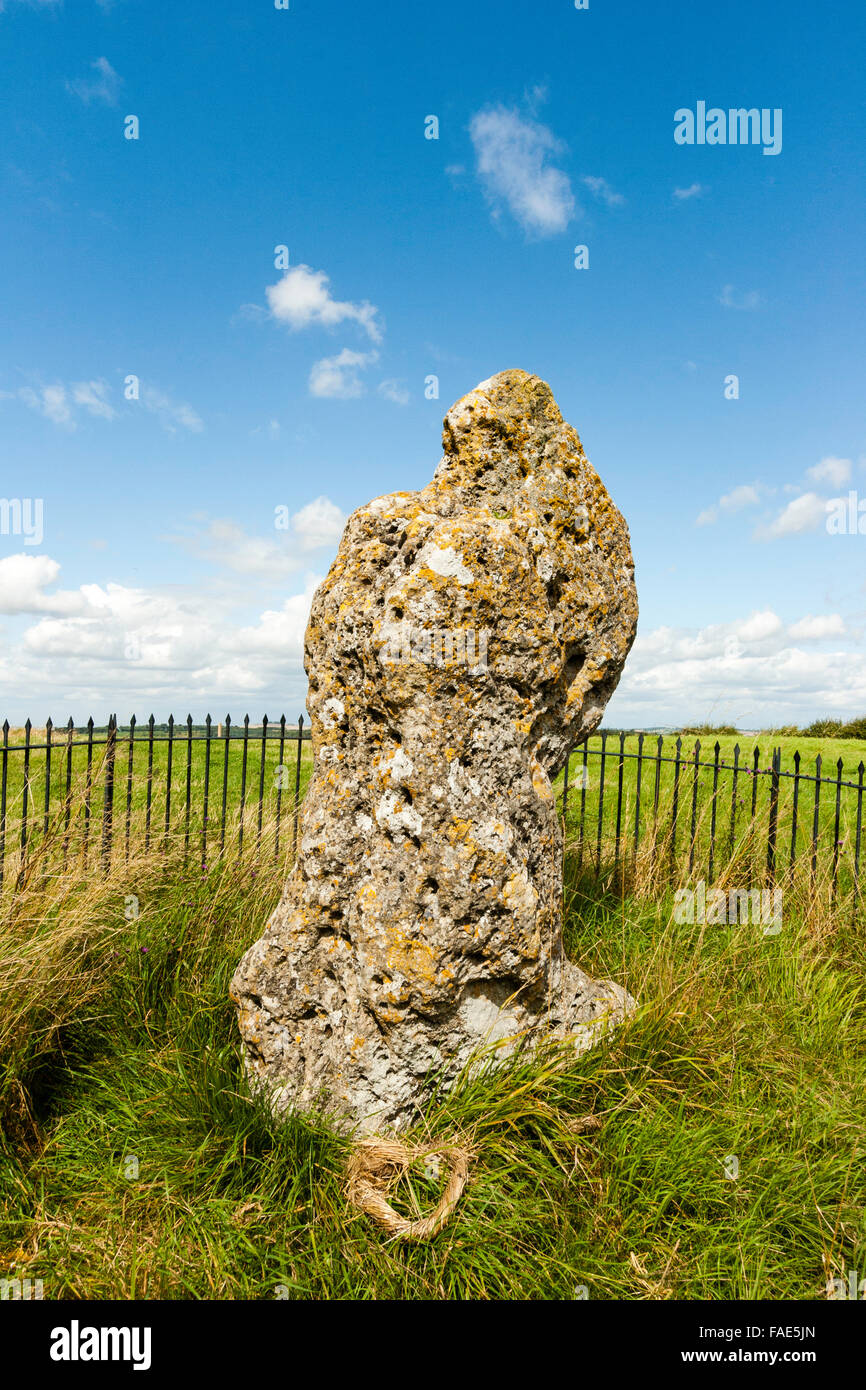 England, Oxfordshire, der rollright späten Jungsteinzeit, Bronzezeit, den König Stein', von eisernen Geländer umgeben. Sommer, blauer Himmel und weiße Wolken. Stockfoto