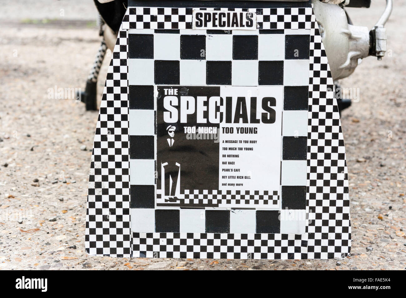 England. Lambretta motor scooter, Innocenti, total in zwei Farbtönen eingerichtet, das Motiv der 'Pop Gruppe Aufkleber die Specials' und Logos auf Schlamm-Klappe Stockfoto