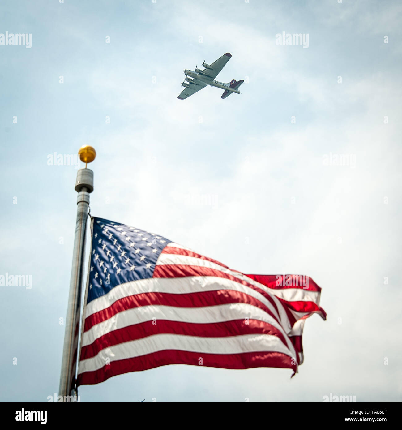 Flugzeuge fliegen über die amerikanische Flagge Stockfoto