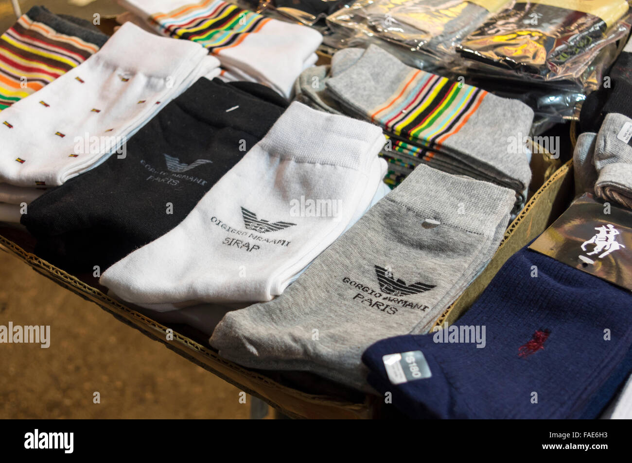 Gefälschte Designerware: gefälschte Giorgio Armani Socken für den Verkauf auf einem Straßenmarkt in Hong Kong, China. Stockfoto