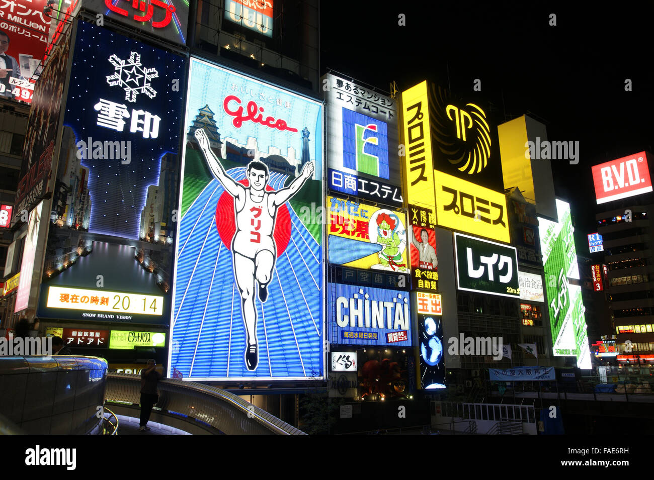 Neon Werbeschilder in der Nacht in Osaka Stockfoto