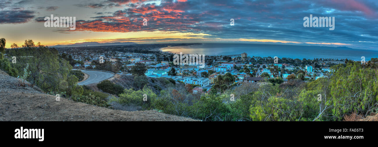 Panoramablick über Ventura unter Cirrocumulus-Wolken Stockfoto
