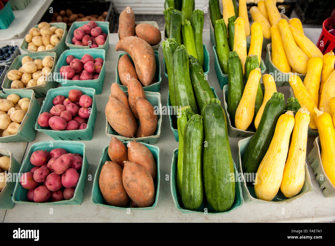 Frisches Obst und Gemüse zum Verkauf an einen Bauernmarkt Stockfoto