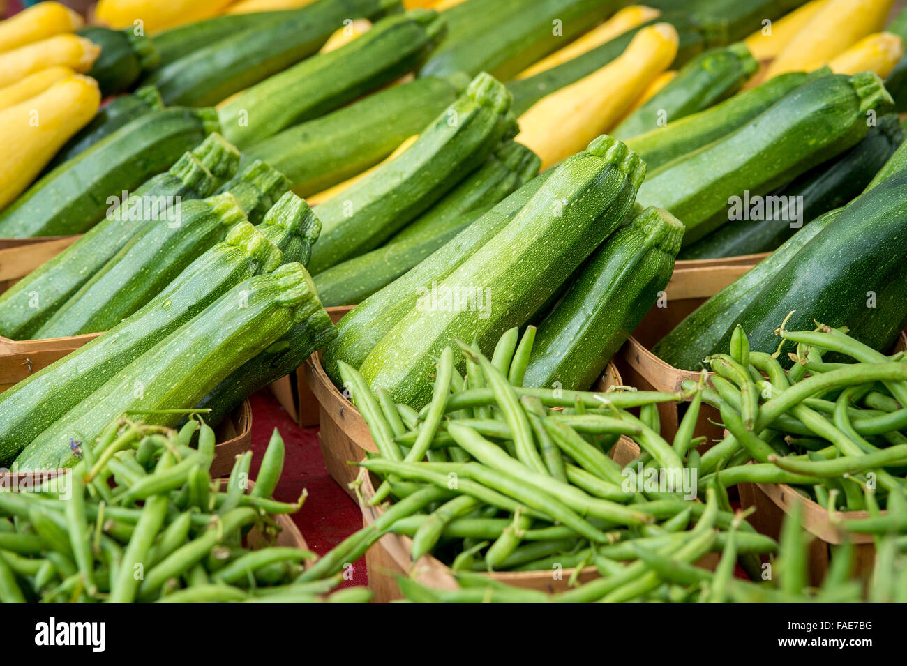 Grüne Bohnen und Zucchini zum Verkauf an einen Bauernmarkt Stockfoto